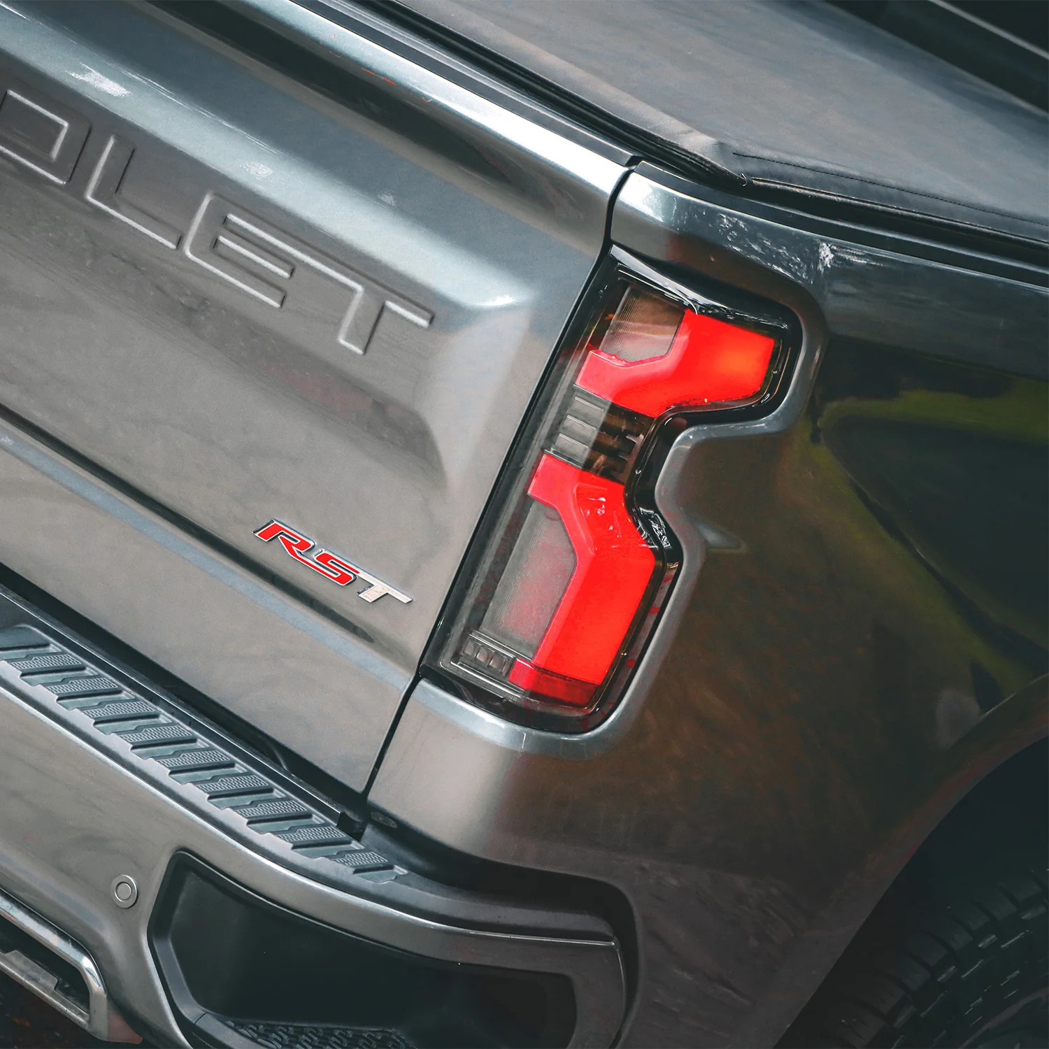 19-26 Chevrolet Silverado 1500 / 20-26 Silverado 2500HD/3500HD LUXX-Series LED Tail Lights Black Red - Image 9