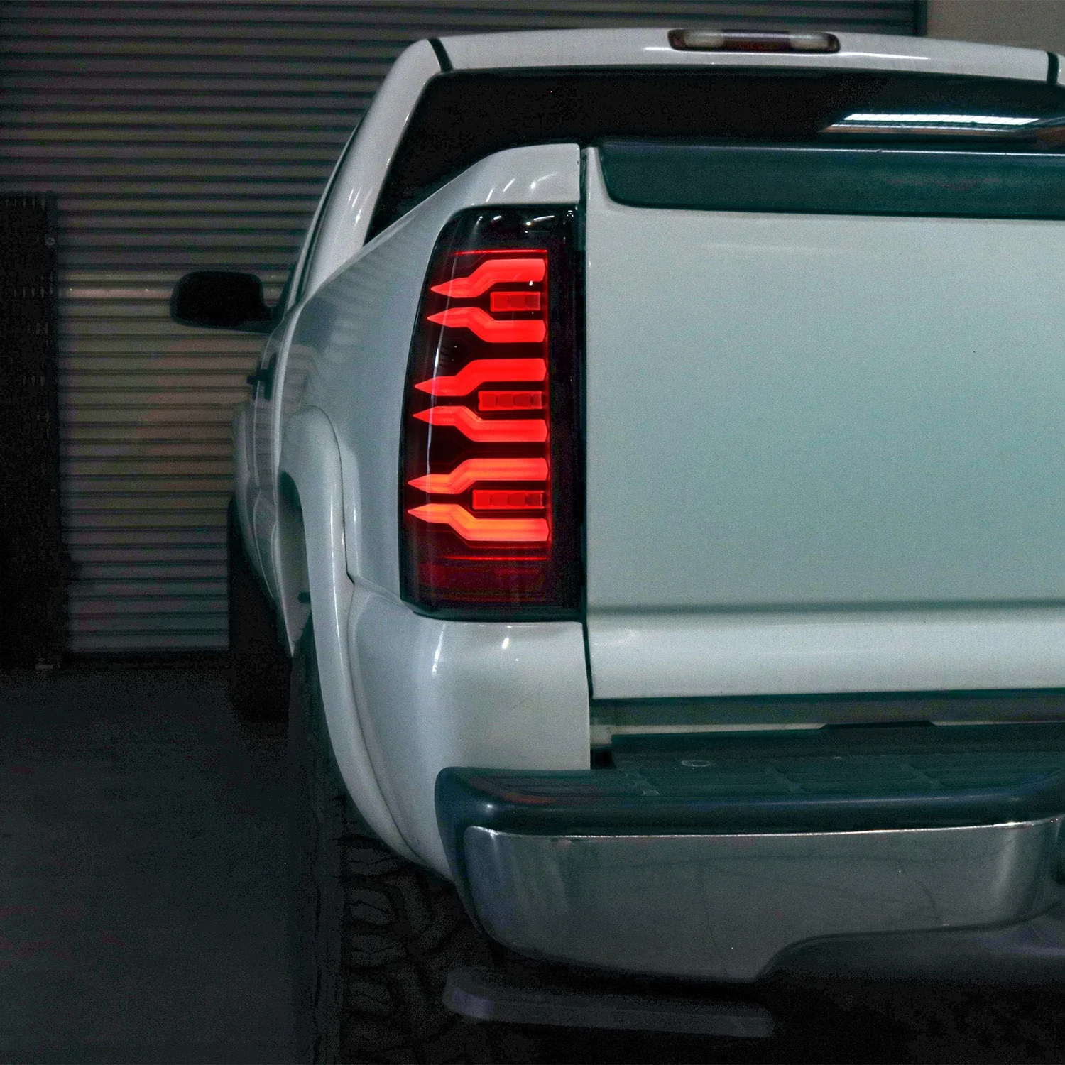 99-06 Chevrolet Silverado/99-06 GMC Sierra LUXX-Series LED Tail Lights Black Red - Image 4